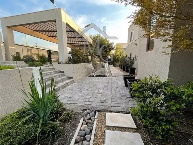 Casa en venta de 5 dorm. en Los Bosques Piedra Roja Colina