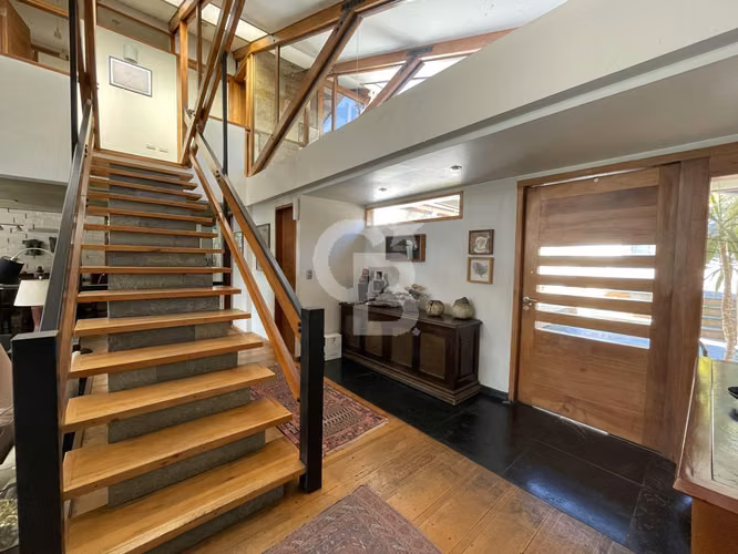 Casa con amplios espacios, diseño moderno y gran terreno - Imagen 2