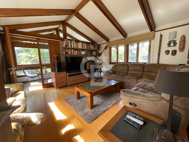 Casa con amplios espacios, diseño moderno y gran terreno - Imagen 15