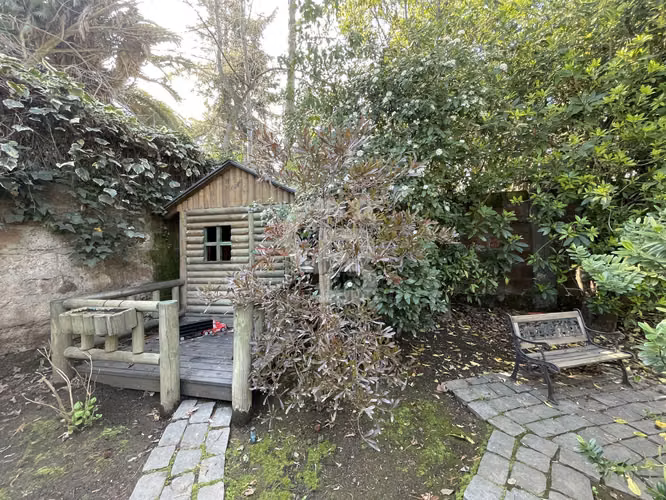 Casa con amplios espacios, diseño moderno y gran terreno - Imagen 20