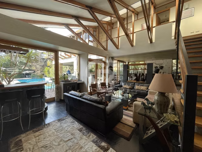 Casa con amplios espacios, diseño moderno y gran terreno - Imagen 3
