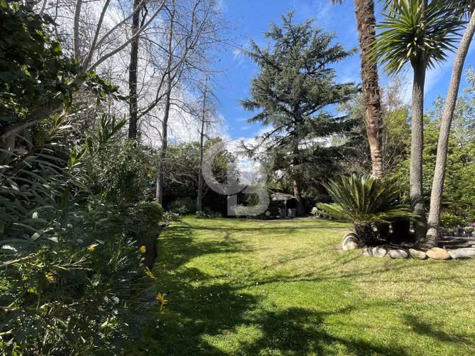 Casa con amplios espacios, diseño moderno y gran terreno - Imagen 19