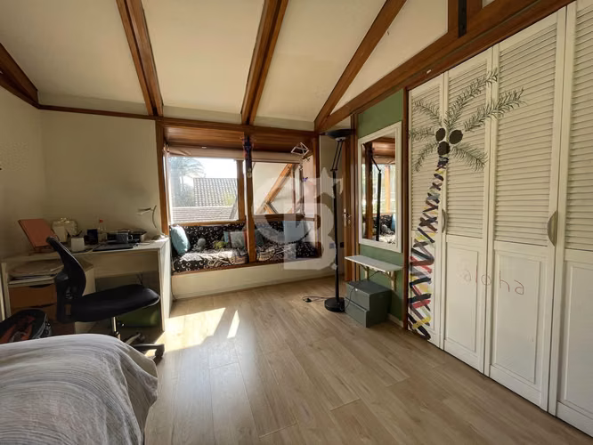 Casa con amplios espacios, diseño moderno y gran terreno - Imagen 10