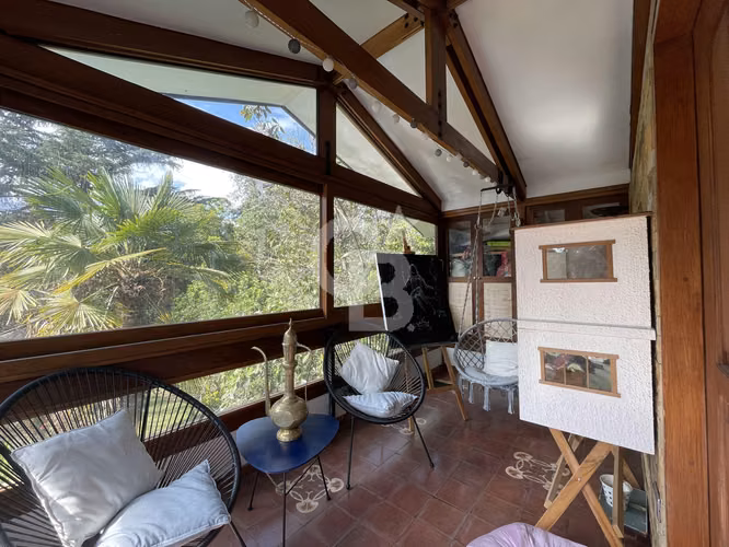 Casa con amplios espacios, diseño moderno y gran terreno - Imagen 16