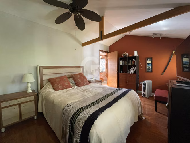 Casa con amplios espacios, diseño moderno y gran terreno - Imagen 13