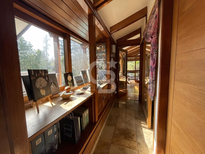 Casa con amplios espacios, diseño moderno y gran terreno - Imagen 14