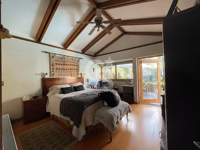 Casa con amplios espacios, diseño moderno y gran terreno - Imagen 6