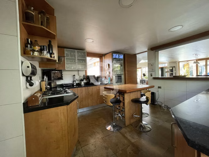 Casa con amplios espacios, diseño moderno y gran terreno - Imagen 5
