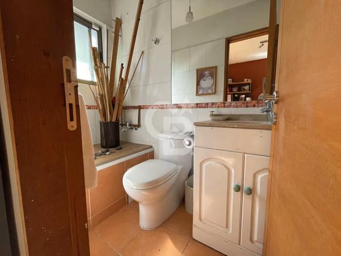 Casa con amplios espacios, diseño moderno y gran terreno - Imagen 9