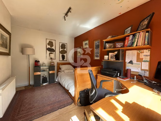 Casa con amplios espacios, diseño moderno y gran terreno - Imagen 8