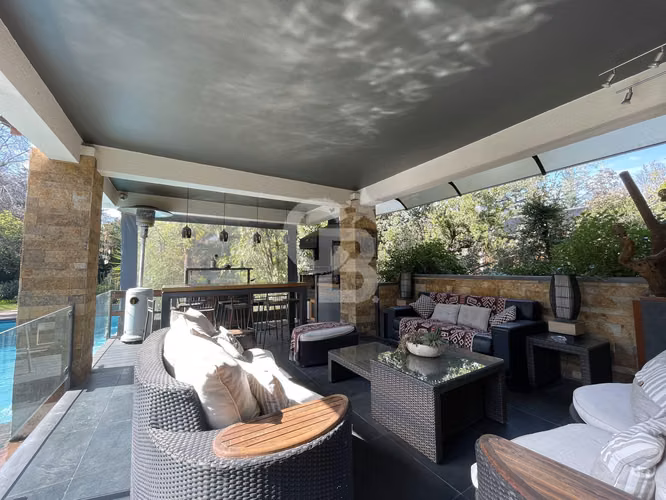Casa con amplios espacios, diseño moderno y gran terreno - Imagen 17