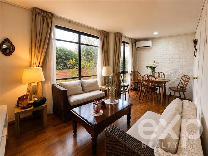 Casa 6D en pasaje cerrado con orientación norte Vitacura. - Imagen 3