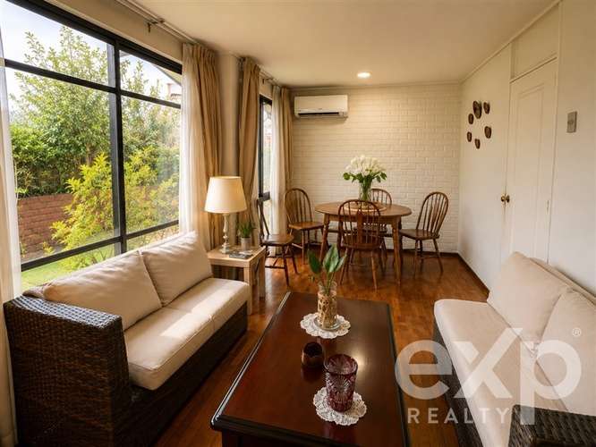 Casa 6D en pasaje cerrado con orientación norte Vitacura.