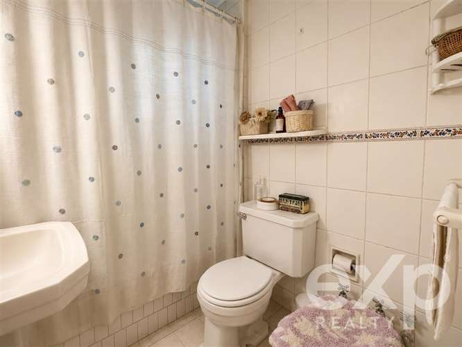 Casa 6D en pasaje cerrado con orientación norte Vitacura.