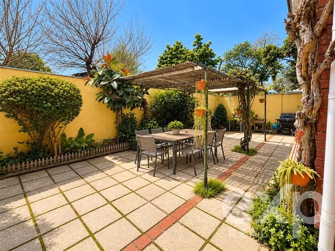 Casa 6D en pasaje cerrado con orientación norte Vitacura. - Imagen 9