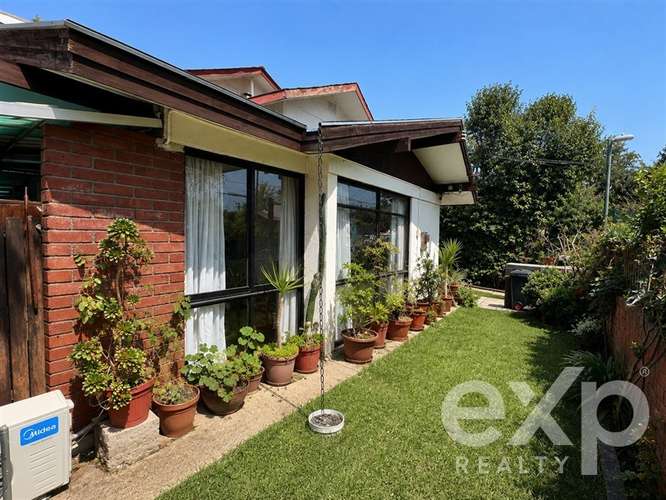Casa 6D en pasaje cerrado con orientación norte Vitacura.