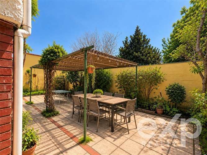 Casa 6D en pasaje cerrado con orientación norte Vitacura.