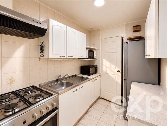 Casa 6D en pasaje cerrado con orientación norte Vitacura. - Imagen 7