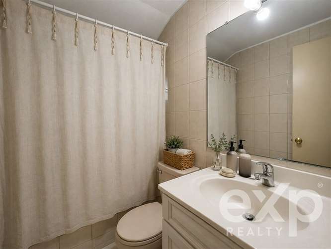 Casa 6D en pasaje cerrado con orientación norte Vitacura.