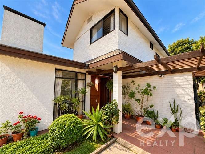 Casa 6D en pasaje cerrado con orientación norte Vitacura.