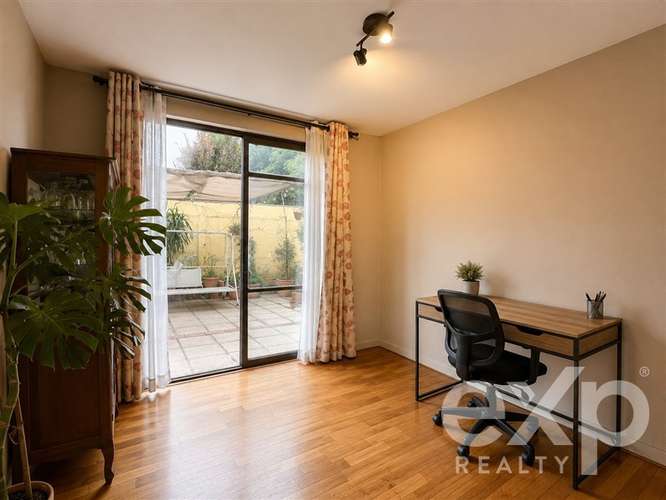 Casa 6D en pasaje cerrado con orientación norte Vitacura.