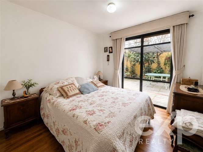 Casa 6D en pasaje cerrado con orientación norte Vitacura.