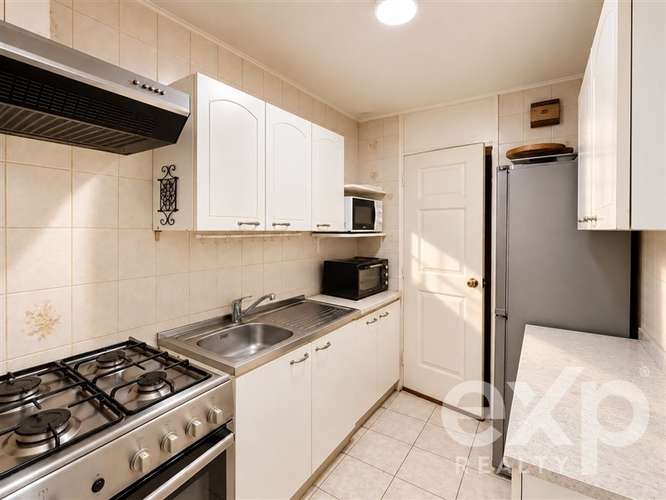 Casa 6D en pasaje cerrado con orientación norte Vitacura.