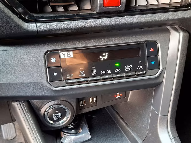 TOYOTA YARIS CROSS 2025