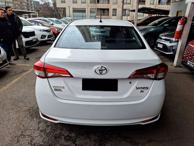 TOYOTA YARIS SEDAN 2022 - Imagen 5