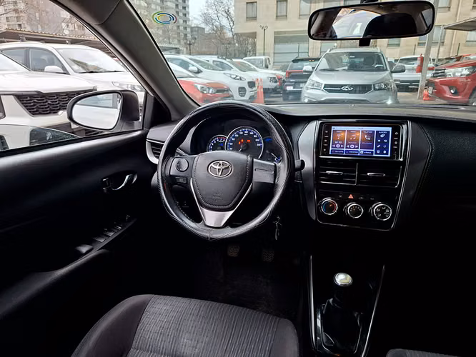 TOYOTA YARIS SEDAN 2022 - Imagen 9