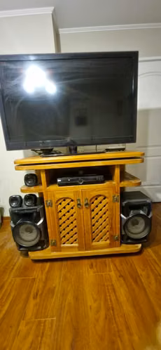VENDO cama super king excelente estado- mesa de centro y lateral, y Rack de música pino oregón