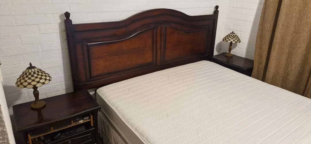 VENDO cama super king excelente estado- mesa de centro y lateral, y Rack de música pino oregón