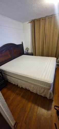 VENDO cama super king excelente estado- mesa de centro y lateral, y Rack de música pino oregón