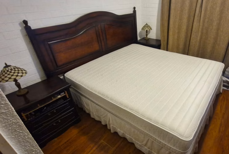VENDO cama super king excelente estado- mesa de centro y lateral, y Rack de música pino oregón