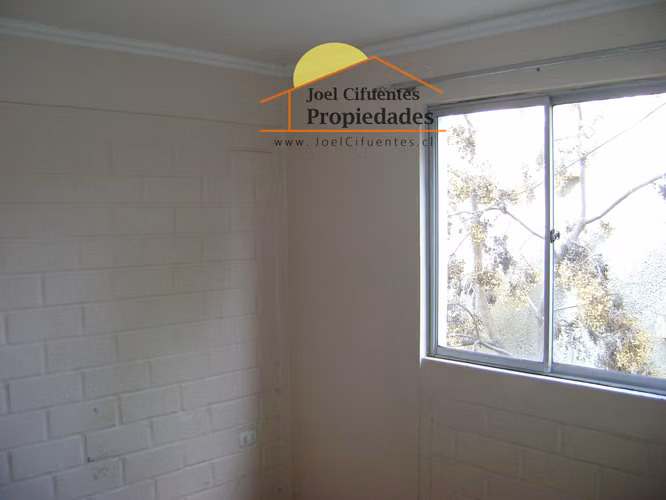 Departamento en 2do piso, 3 dormitorios, 1 baño.