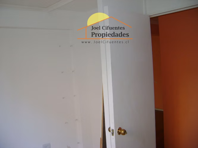 Departamento en 2do piso, 3 dormitorios, 1 baño.