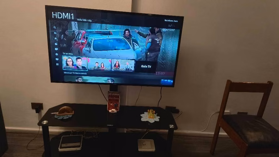 SE VENDE TV LED SMART 48P. Full HD. CON MUEBLE