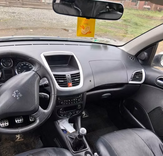 Se vende Peugeot solo por renovación. Excelente estado.
