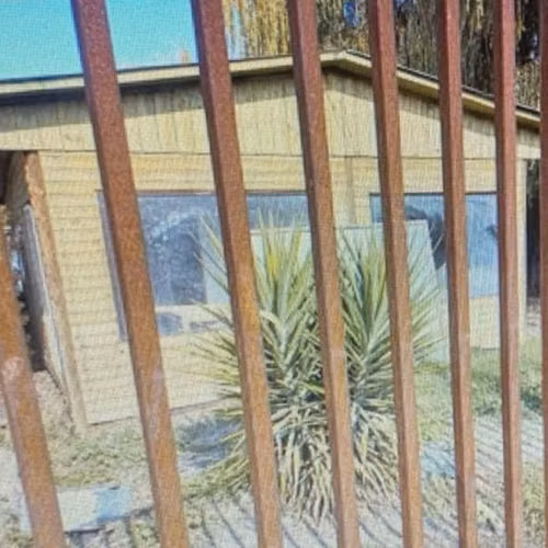 amplio terreno con casa casi terminada centro pueblo hundido