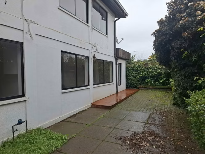 Casa de Dos Pisos, en Calle Yerbas Buenas