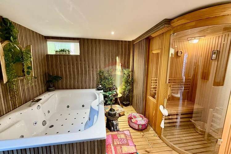 Hermosa casa en huechuraba 5d+4b piscina - Imagen 11