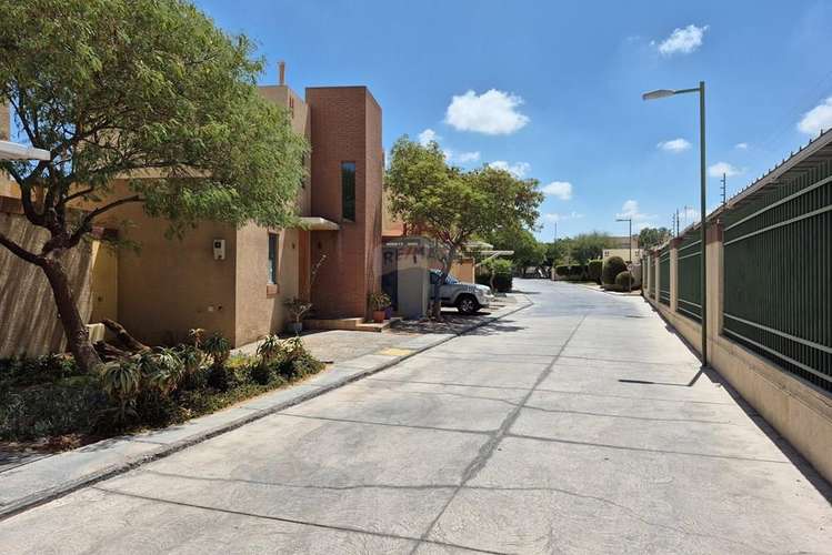 Hermosa casa en condominio