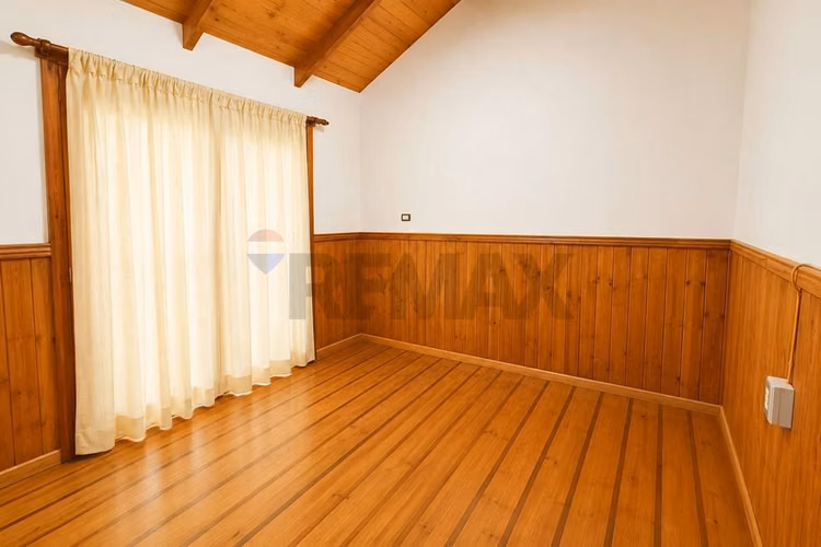 Parcela con casa y piscina en condominio