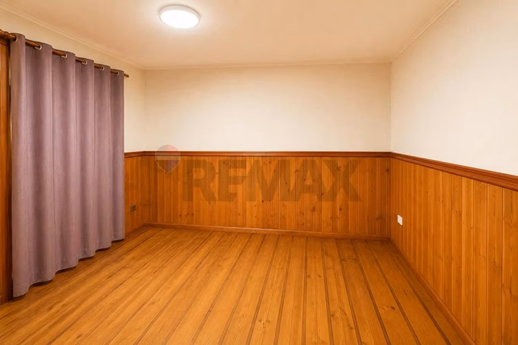 Parcela con casa y piscina en condominio
