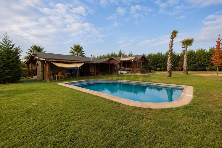Parcela con casa y piscina en condominio