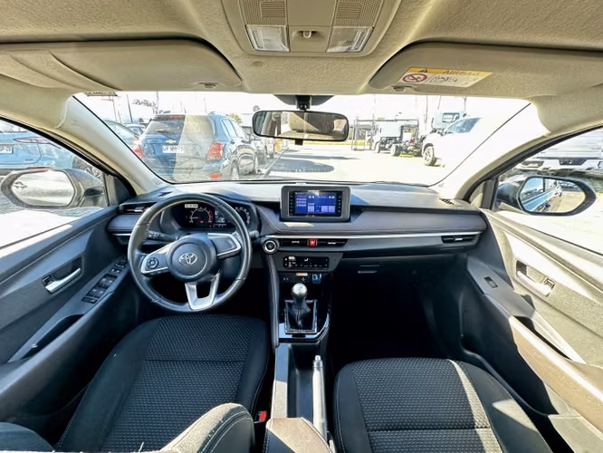 Toyota Yaris 1.5 E Sedan Mt 2023 - Imagen 18