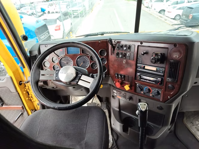 TRACTO MACK PINACLE CXU 613 6X4