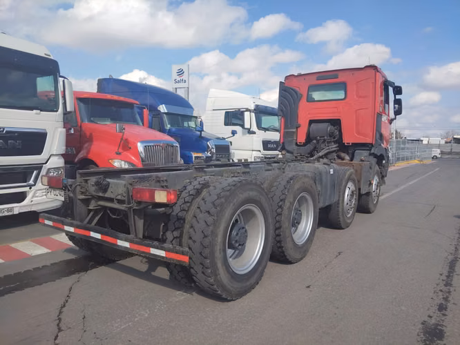 Camion Renault modelo K480 8x4 chasis