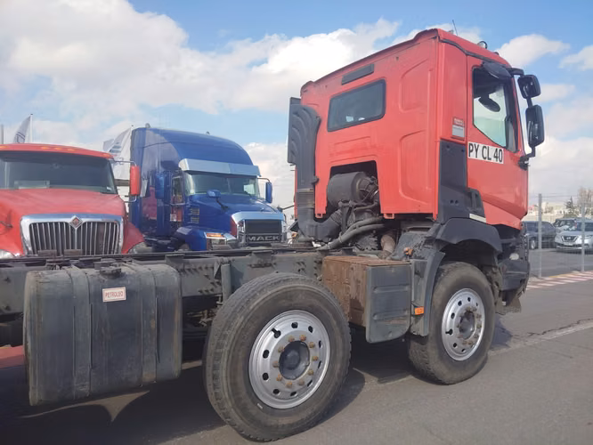 Camion Renault modelo K480 8x4 chasis