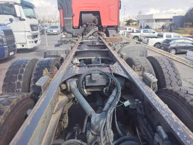 Camion Renault modelo K480 8x4 chasis